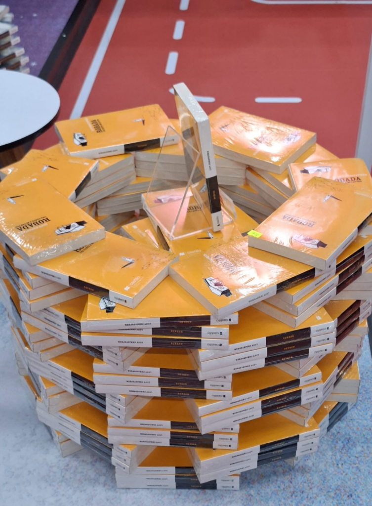 decoracion-libros-stand-feria