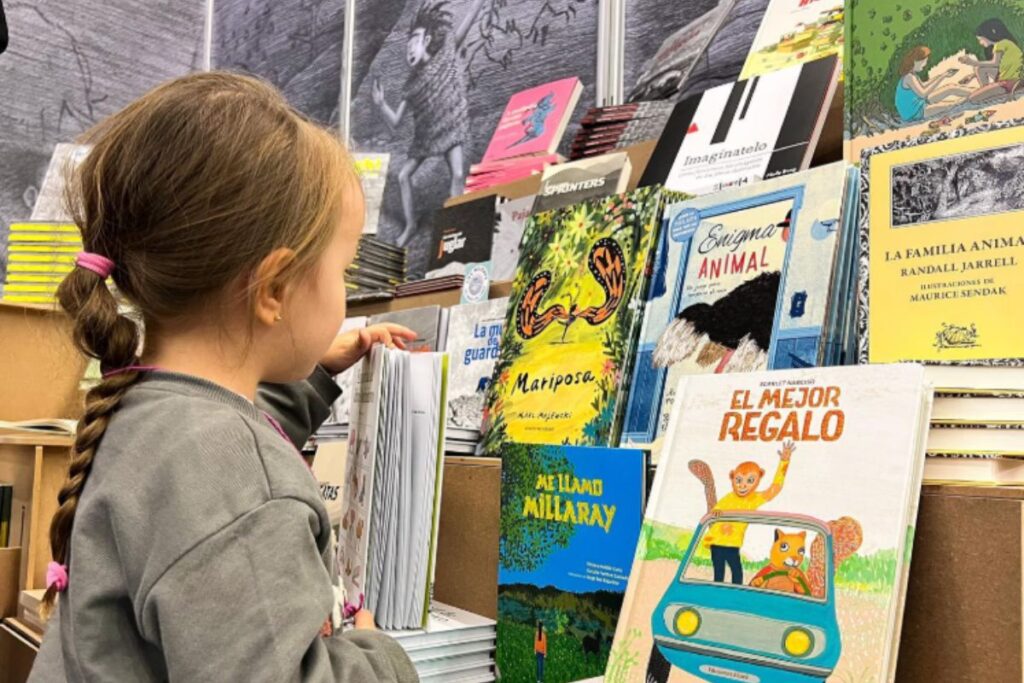 nina eligiendo libro feria fil guadalajra mexico